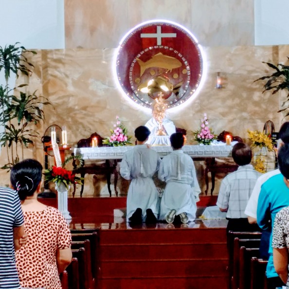 Chầu Thánh Thể đầu tháng