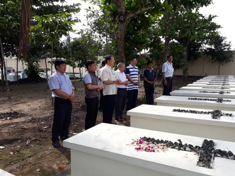 Cha sở Antôn cùng quý chức viếng nghĩa trang
