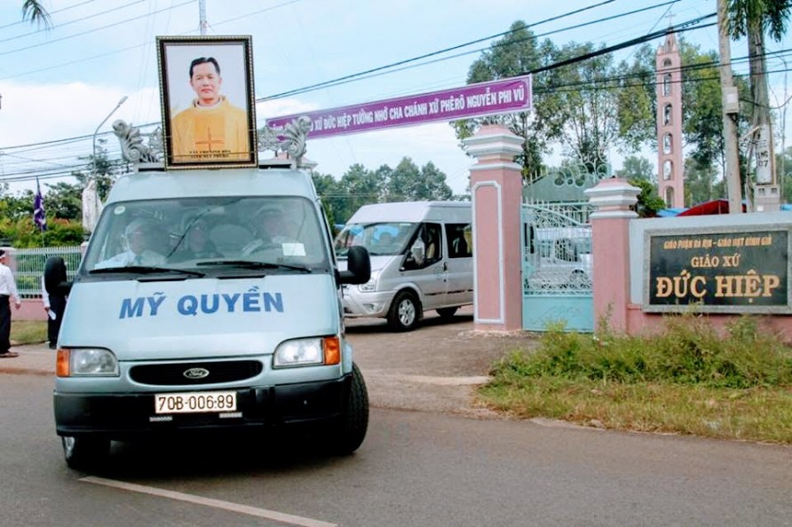 GIÁO PHẬN BÀ RỊA : THÁNH LỄ AN TÁNG CHA PHÊRÔ VÀ LÀM PHÉP ĐẤT THÁNH