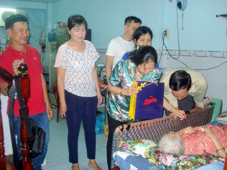 Ban điều hành Giáo khu Thánh Phaolo thăm các gia đình khó khăn