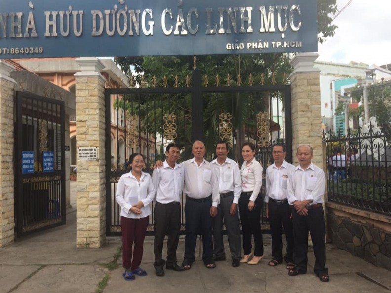 GIA ĐÌNH PHẠT TẠ THÁNH TÂM THĂM CÁC CHA HƯU DƯỠNG