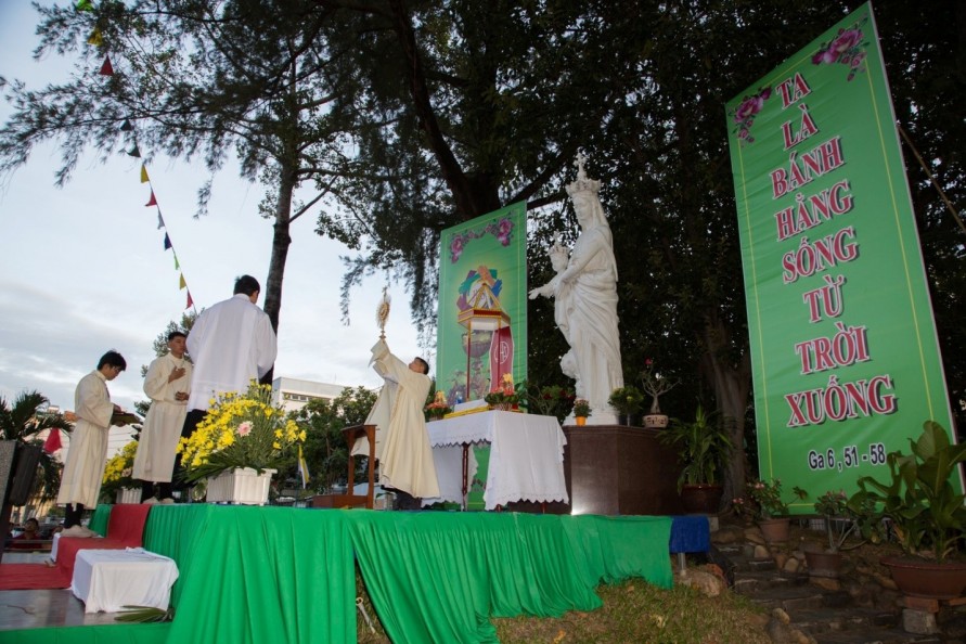 GIÁO XỨ PHÚ BÌNH: LỄ MÌNH MÁU CHÚA