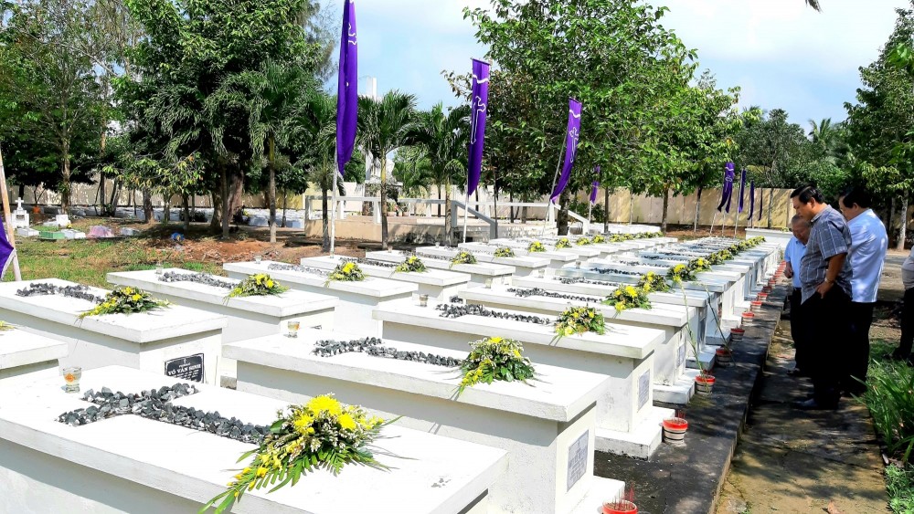 Cha sở Antôn Viếng Nghĩa Trang Linh Mục Giáo Phận Vĩnh Long