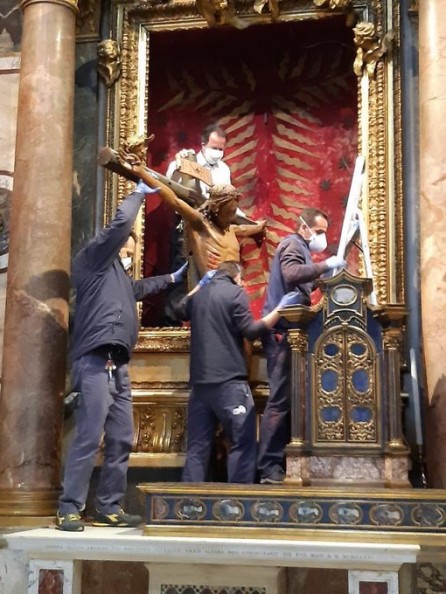 Cây thánh giá ở Quảng trường Phêrô và Ơn Toàn xá ‘Urbi et Orbi’