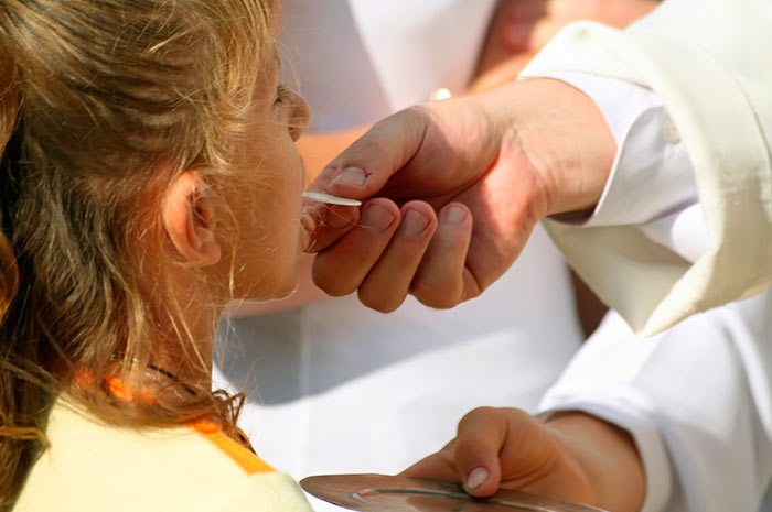 ỦY BAN PHỤNG TỰ GIẢI THÍCH VỀ  RƯỚC MÌNH THÁNH CHÚA TRONG HOÀN CẢNH HIỆN NAY