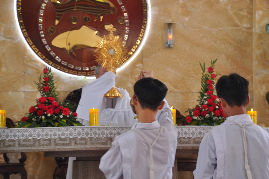 CHẦU THÁNH THỂ THAY GIÁO PHẬN