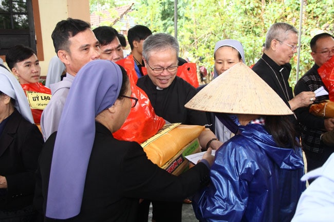 Hội đồng Giám mục Việt Nam cứu trợ lũ lụt tại Miền Trung ngày 21.10.2020