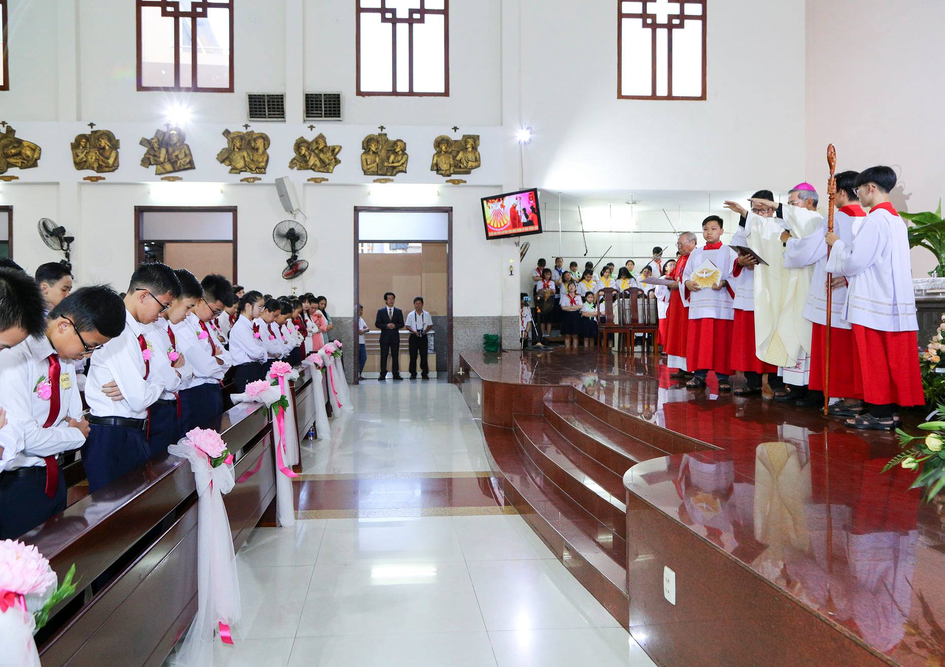 Giáo xứ Phú Hòa: Niềm vui lãnh nhận hồng ân Chúa Thánh Thần 24-4-2021