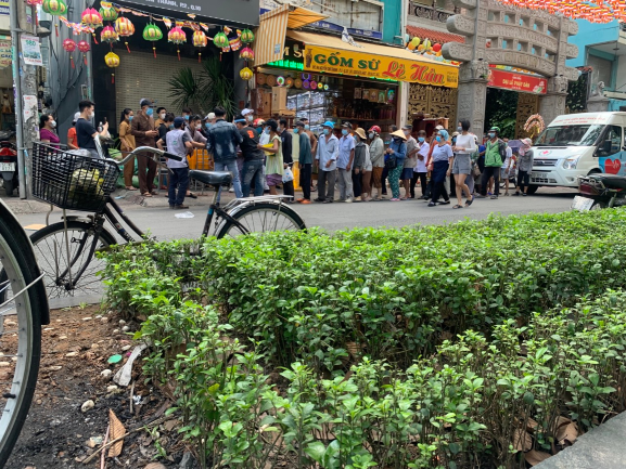 Ta mua đâu ra bánh cho họ ăn đây?