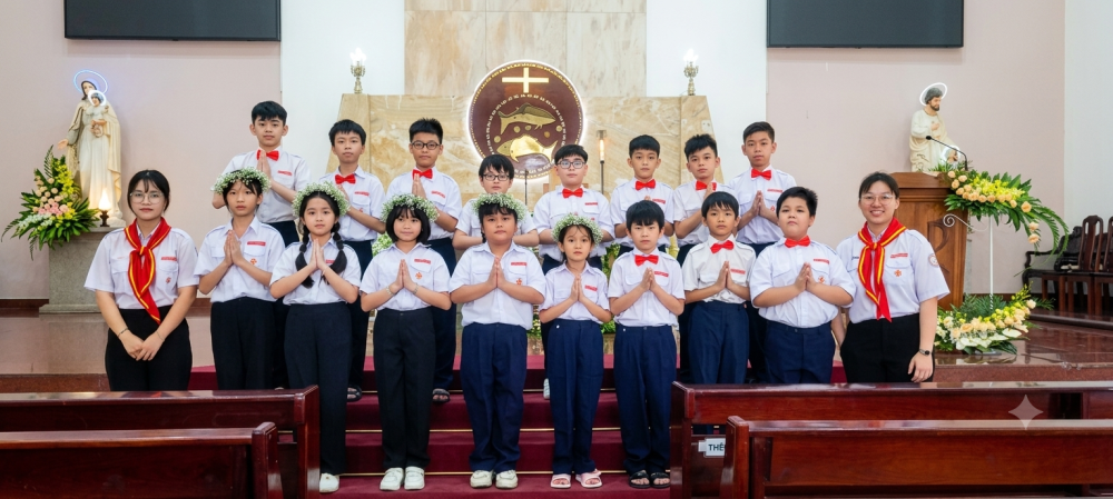 Các em thiếu nhi lần đầu lãnh nhận Hồng Ân Thánh Thể